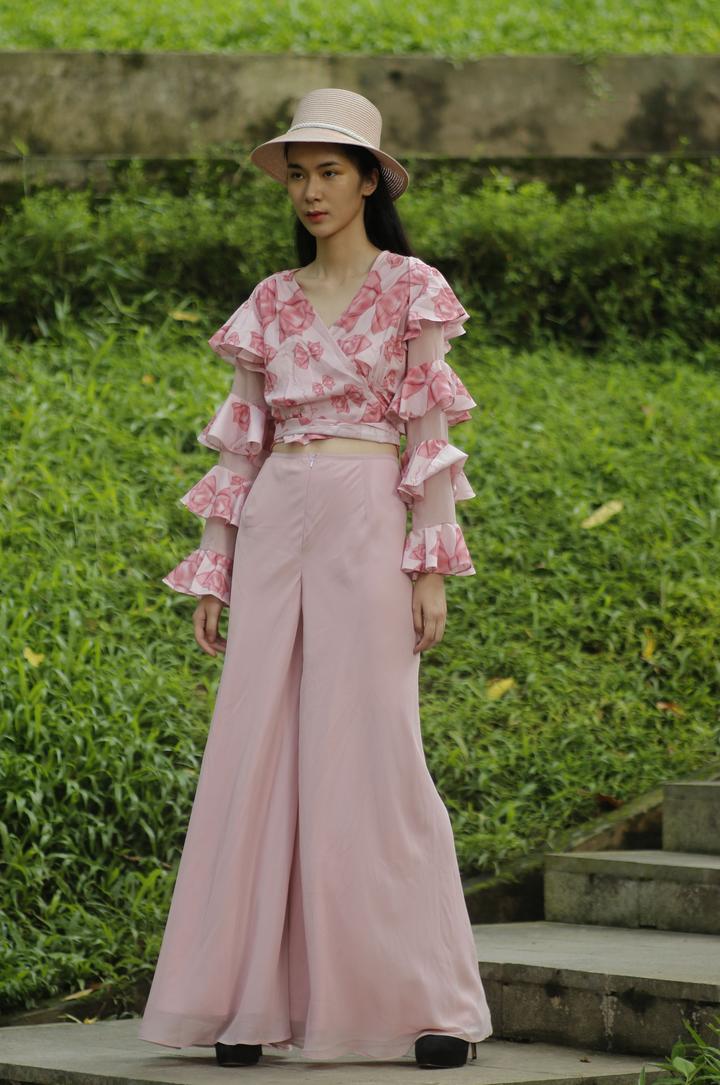 Blouse tay phồng với thiết kế đơn giản và nhẹ nhàng: Blouse tay phồng luôn mang lại